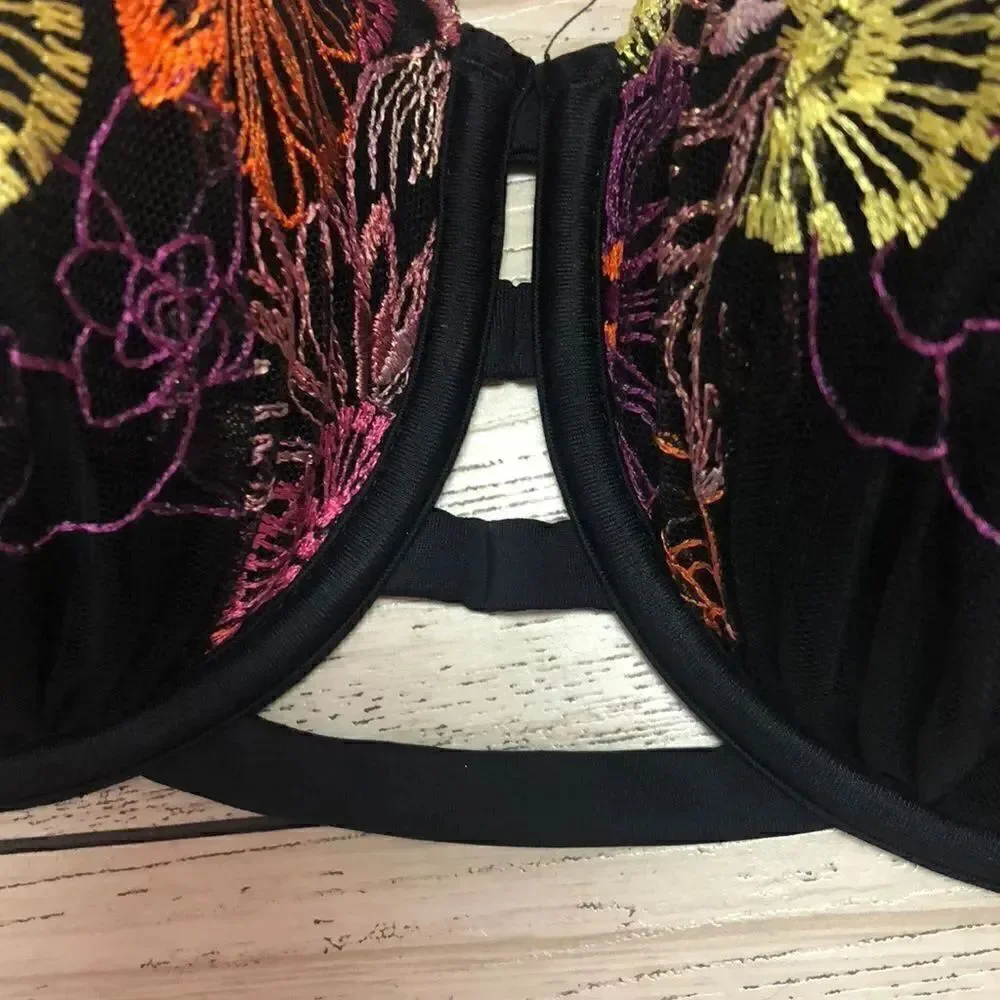 NWT Xhilaration embroidered push-up bikini top